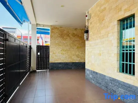 Villa in the Central Melaka for Families, Wide Balcony with Kids Pool and BBQ, COMFY HILL