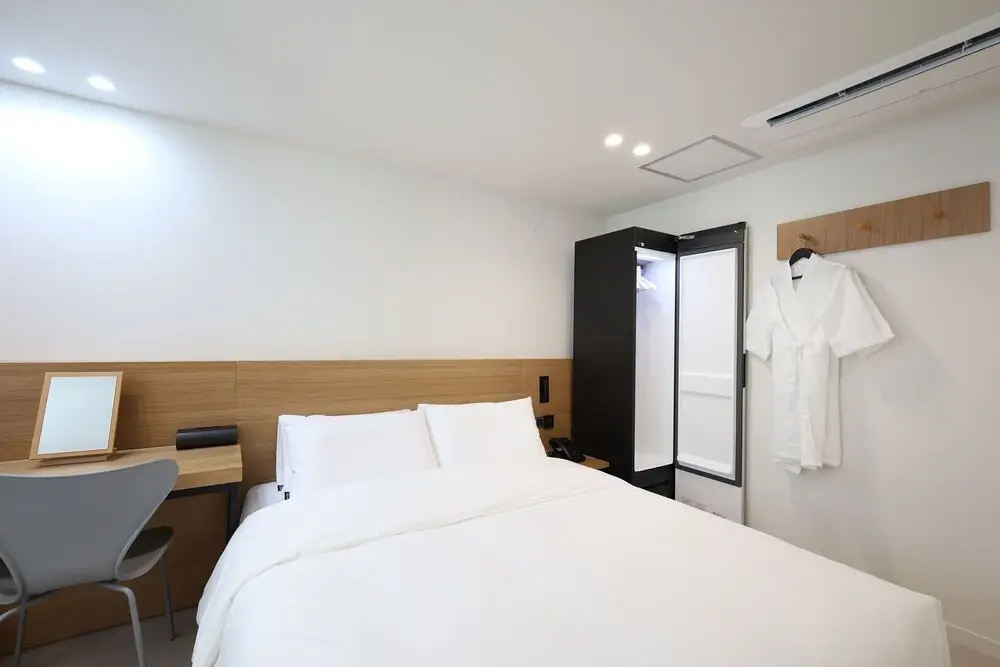 Deluxe Double room (full double bed)