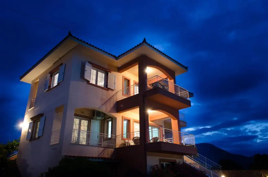Lakis Apartments