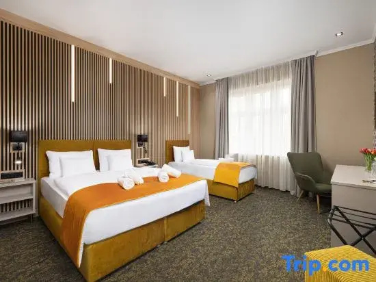 Superior Triple room with city view