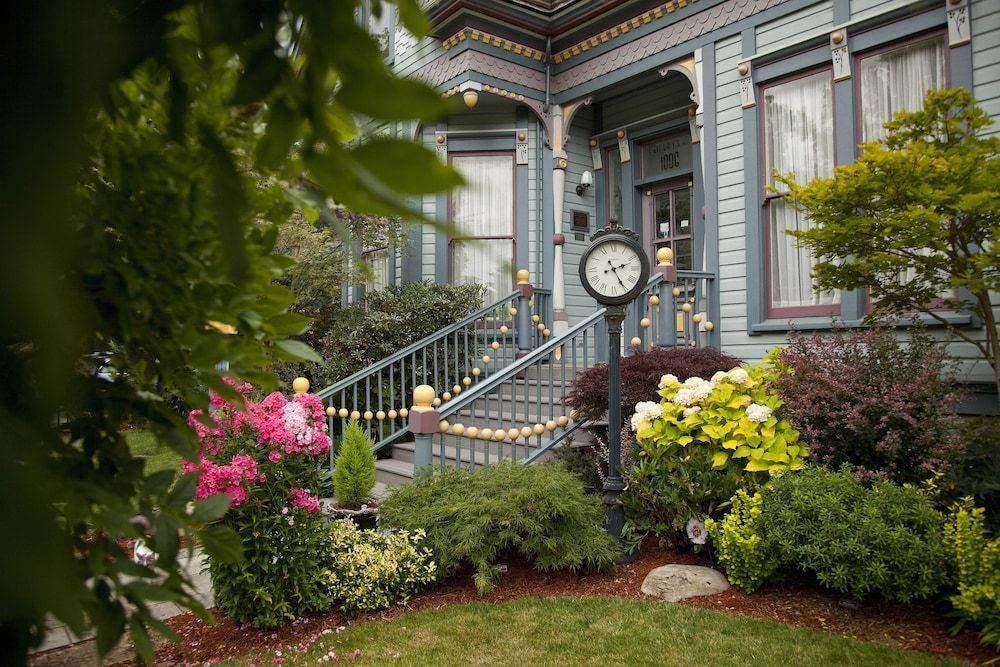 C'est La Vie Inn