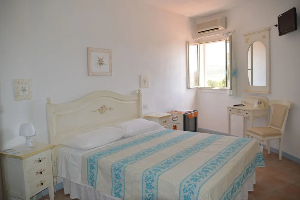 Classic Double room with land view (full double bed)