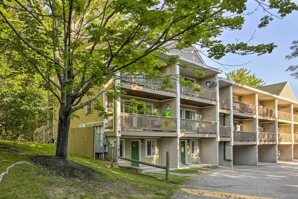 Lake Getaway: Walk Across Street to Private Beach!