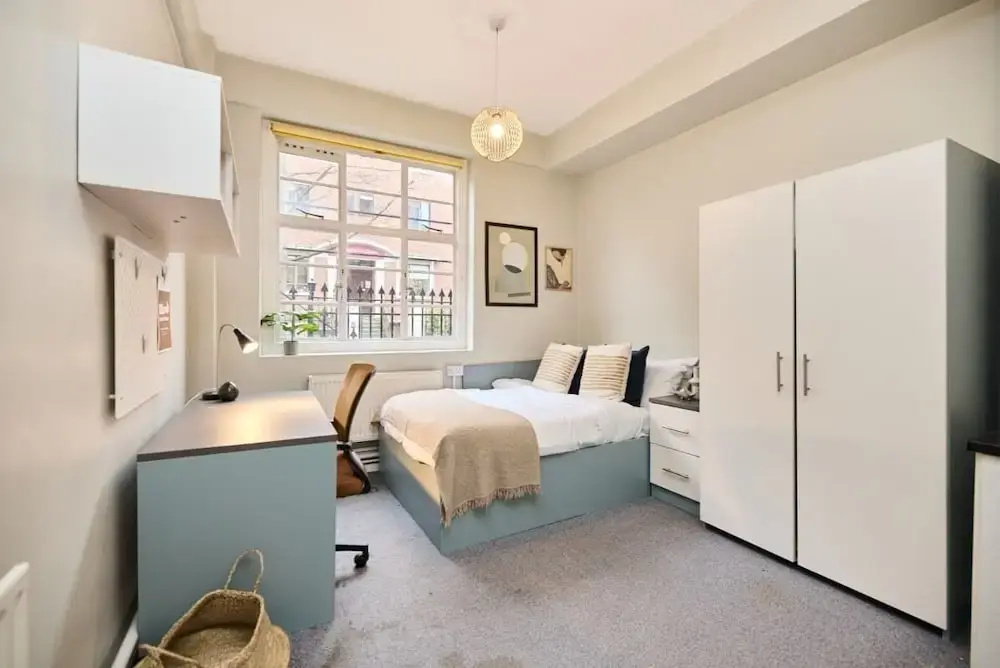 Deluxe Room 10 - Louise House Summer Youth Accommodation