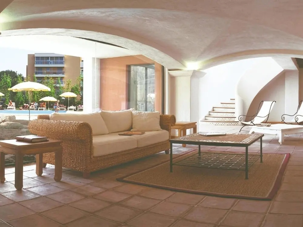 Provencal Apartment in Town Center