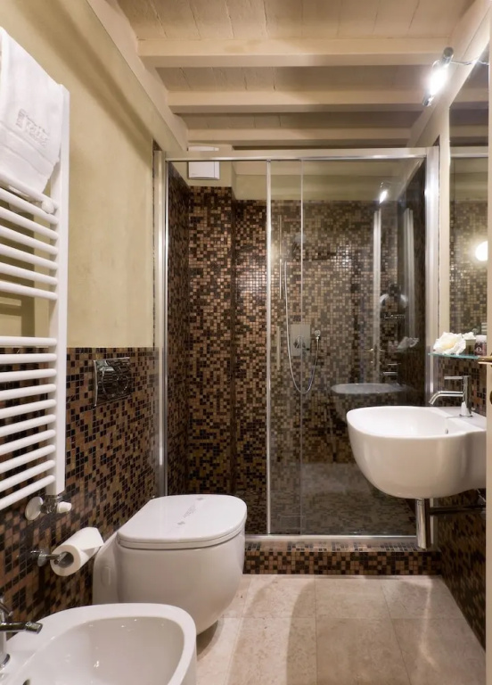 Deluxe Double room with courtyard view (full double bed)