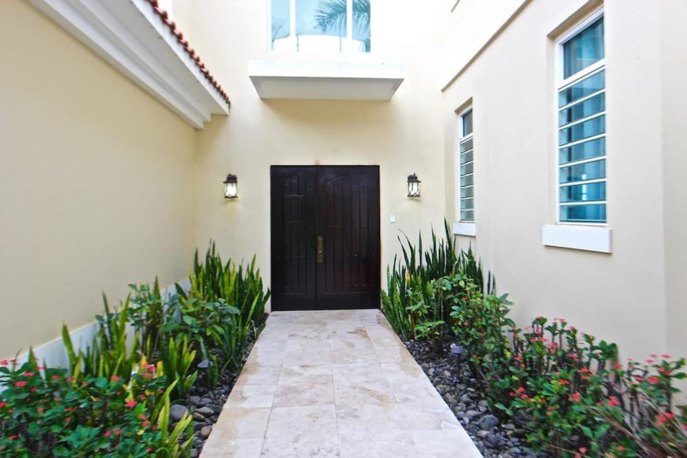 Castle Garden Recently Remodeled Luxury House With Ocean View Generator 51