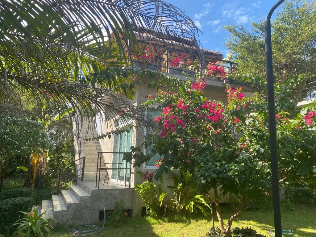 一室一廳雙拼別墅,設有陽台,可俯瞰花園景色,配有雙人床。