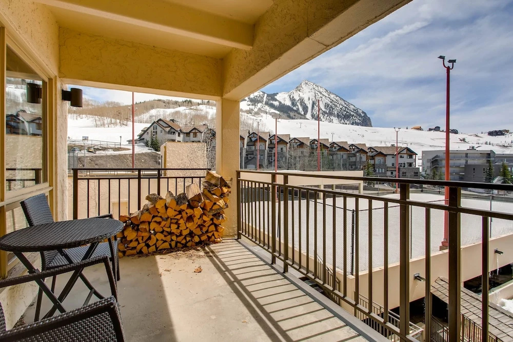 2br/2ba With Spectacular Mountain Views 2 Bedroom Condo - No Cleaning Fee! by RedAwning