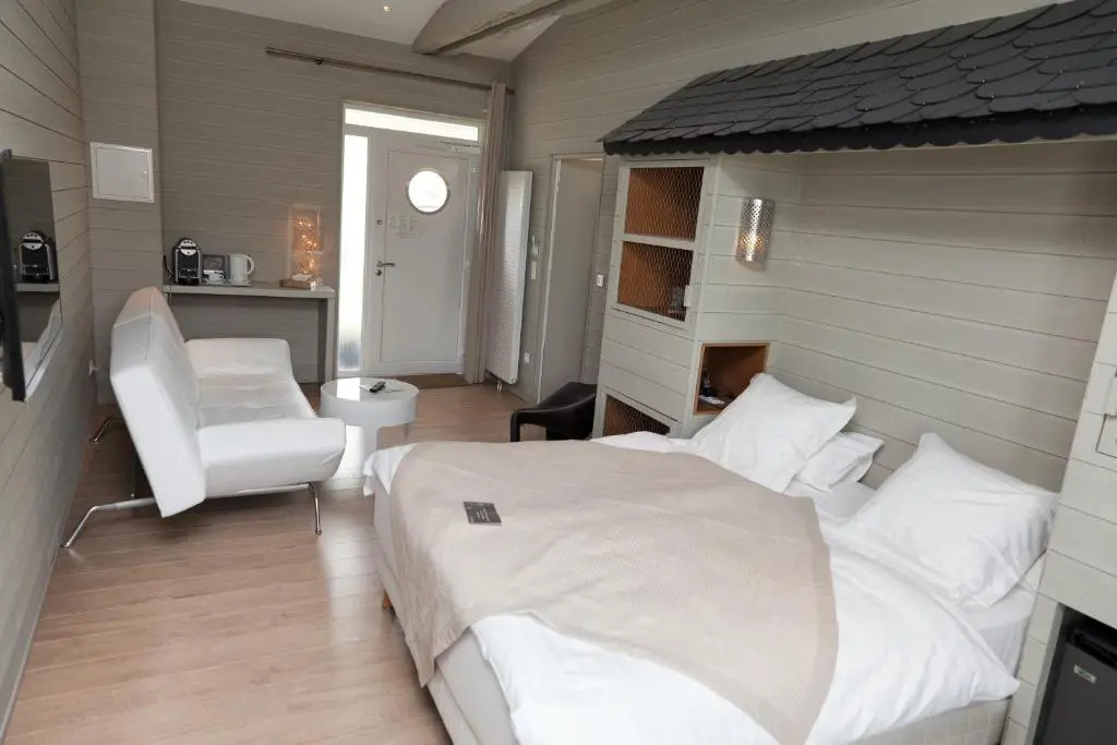 Deluxe Double room (full double bed)