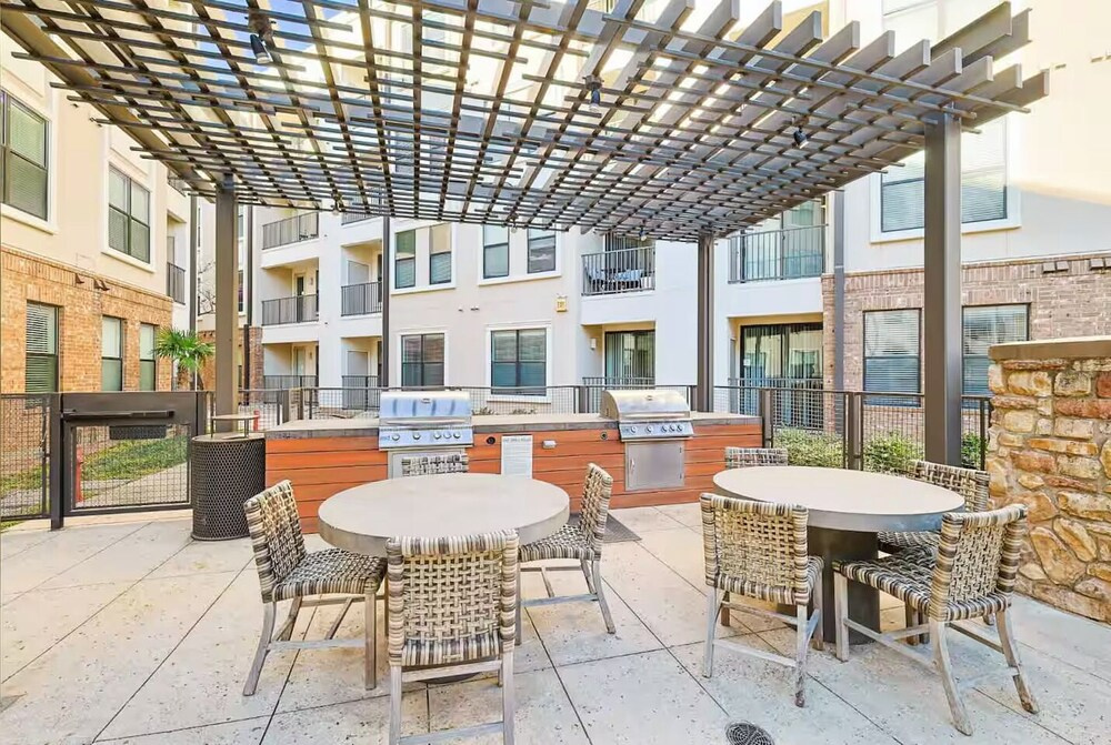 Stylish 2B near Legacy West