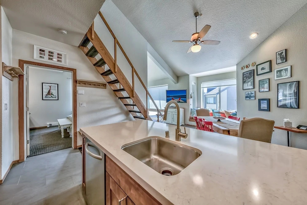 2br+ Loft Centrally Located Kirkwood Great Value 2 Bedroom Condo by RedAwning - фото 9