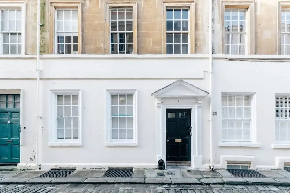 Modern Stylish Central Bath Apartment