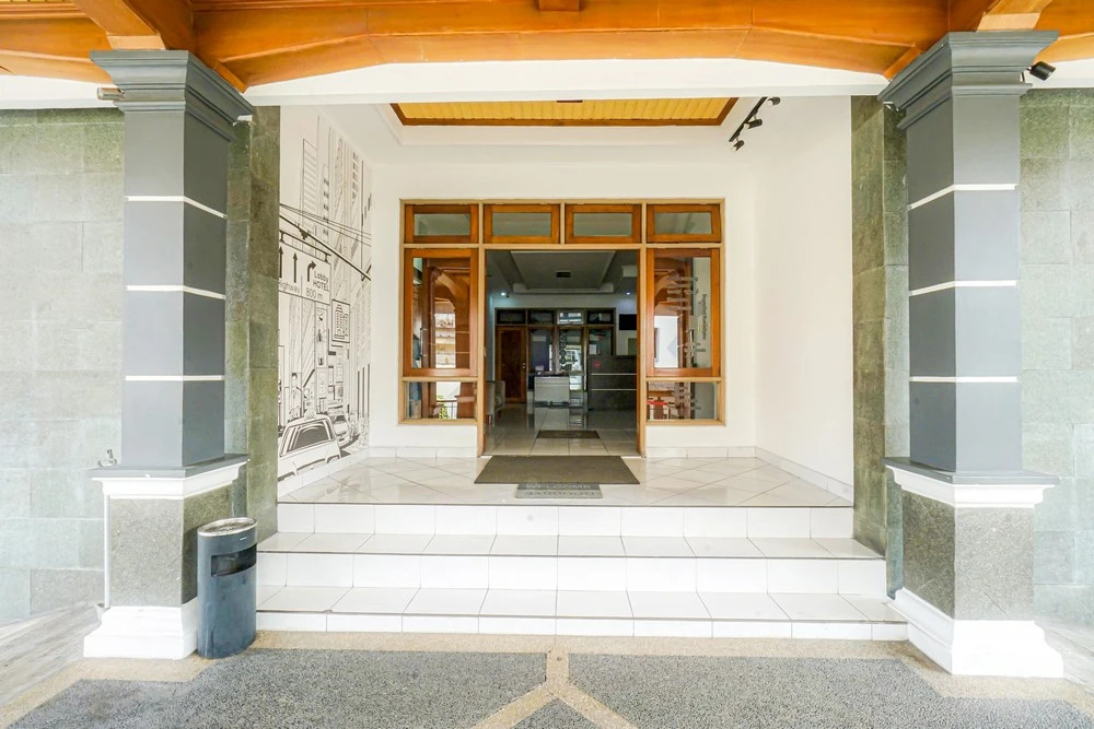 RedDoorz Plus Near Universitas Maranatha Bandung 2