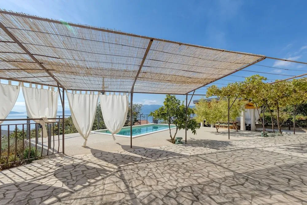 Pool And Garden Apartment Happy Sound