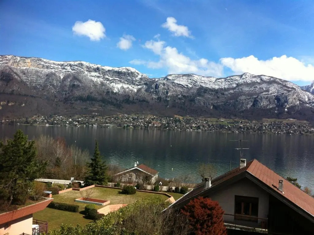 Apartment with lake view