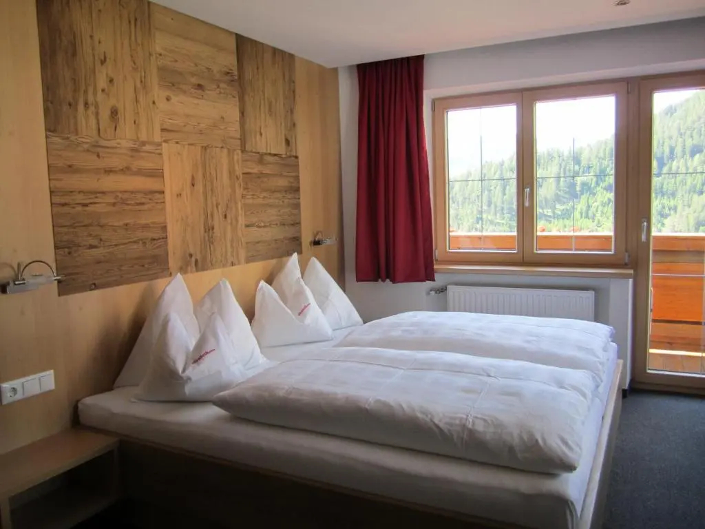 Deluxe Double room with balcony full double bed