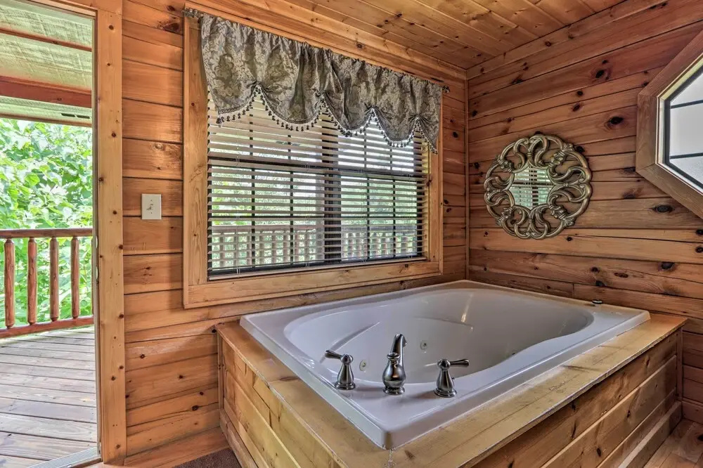 1 Mi to Dollywood: Quiet Cabin w/ Hot Tub!