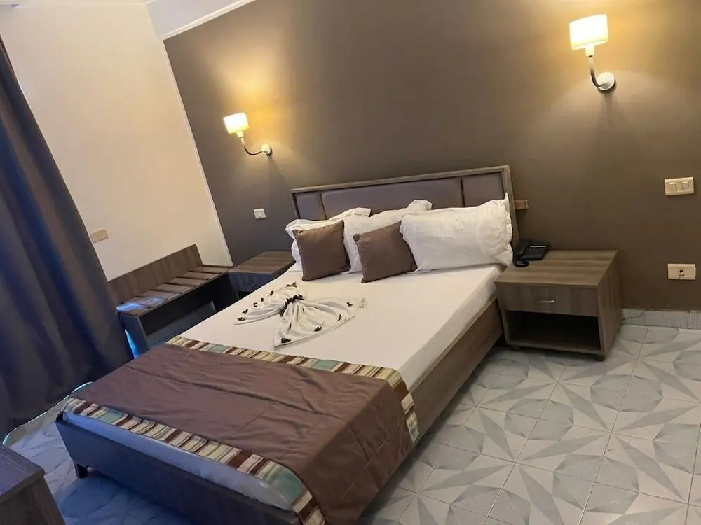 Standard Double room with city view (full double bed)