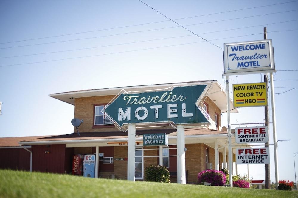Travelier Motel Macon image
