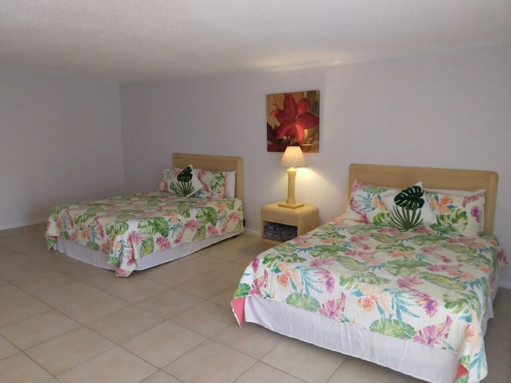 Coral Beach Hotel and Condominiums — фото 2