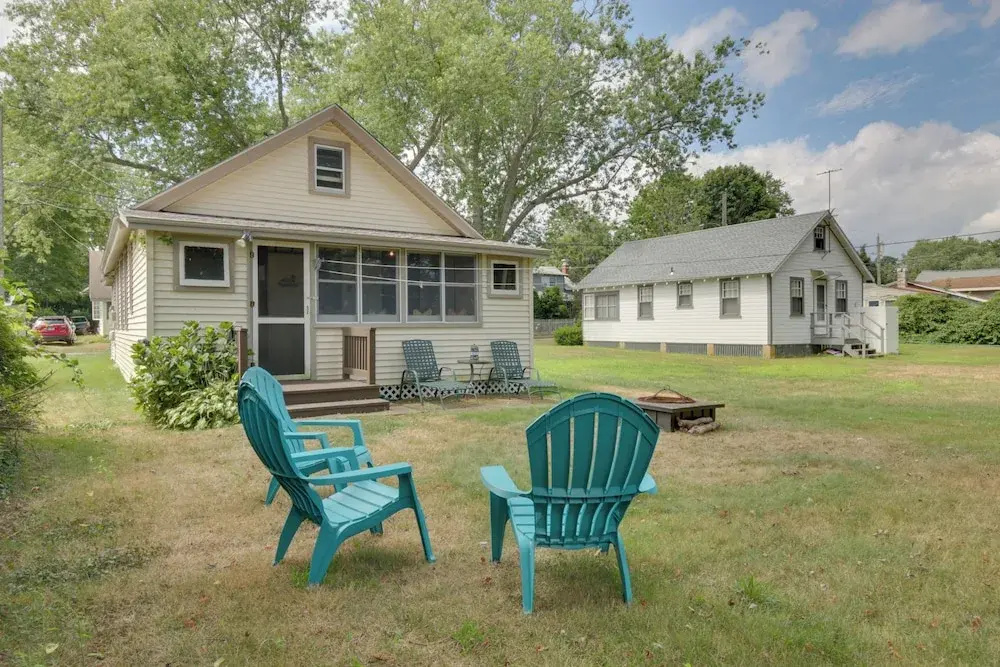 'grandma's Cottage' w/ Sunroom: Walk to Beach