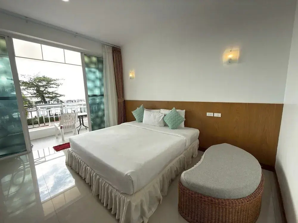 Deluxe Double room with balcony (full double bed)