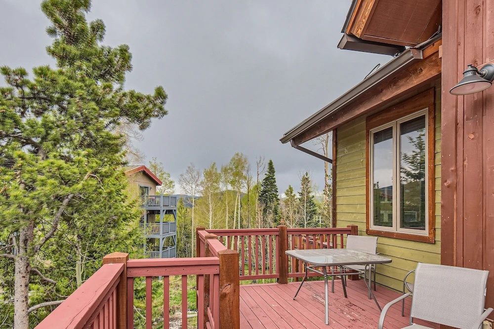 42 Burgundy 4br 3.5ba 4 Bedroom Townhouse by RedAwning