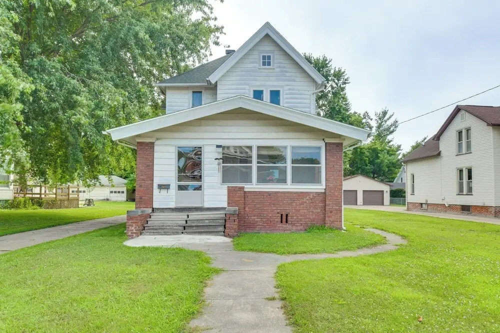 < 1 Mi to Main St: Quiet Apartment in Galesburg!