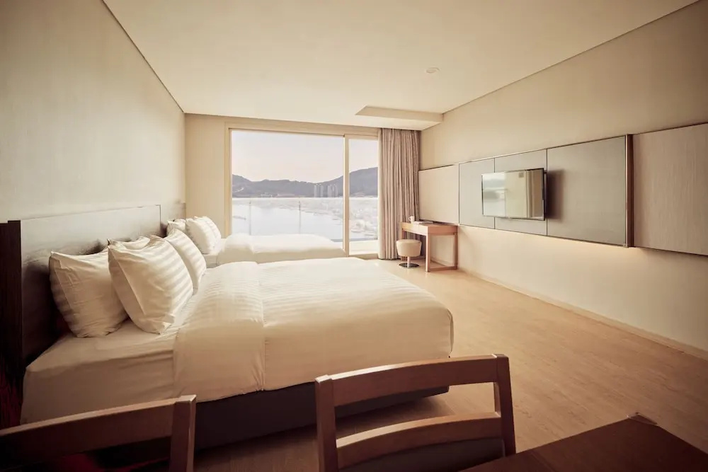 2 Bedrooms Standard Family room with ocean view