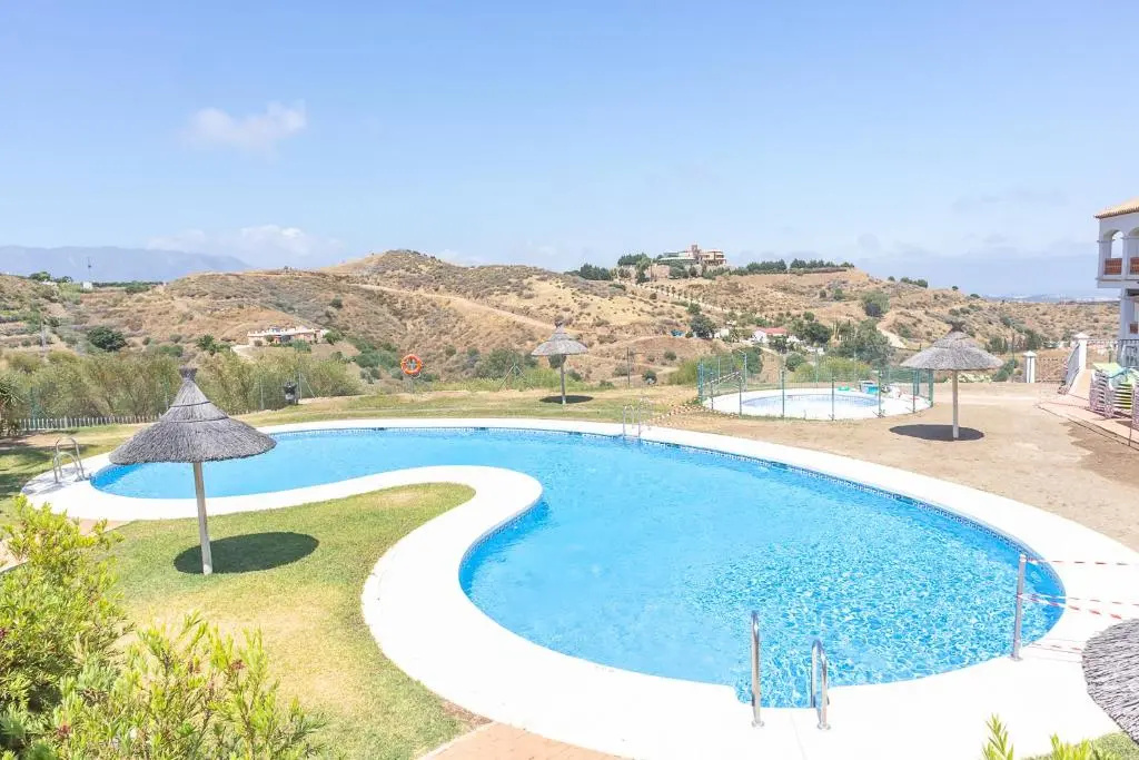 Pool Apt Calahonda 2 with sea view