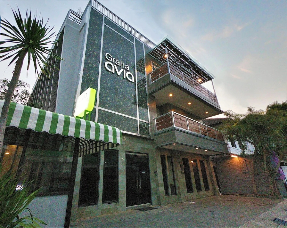 RedDoorz Plus near Mall Taman Anggrek 2