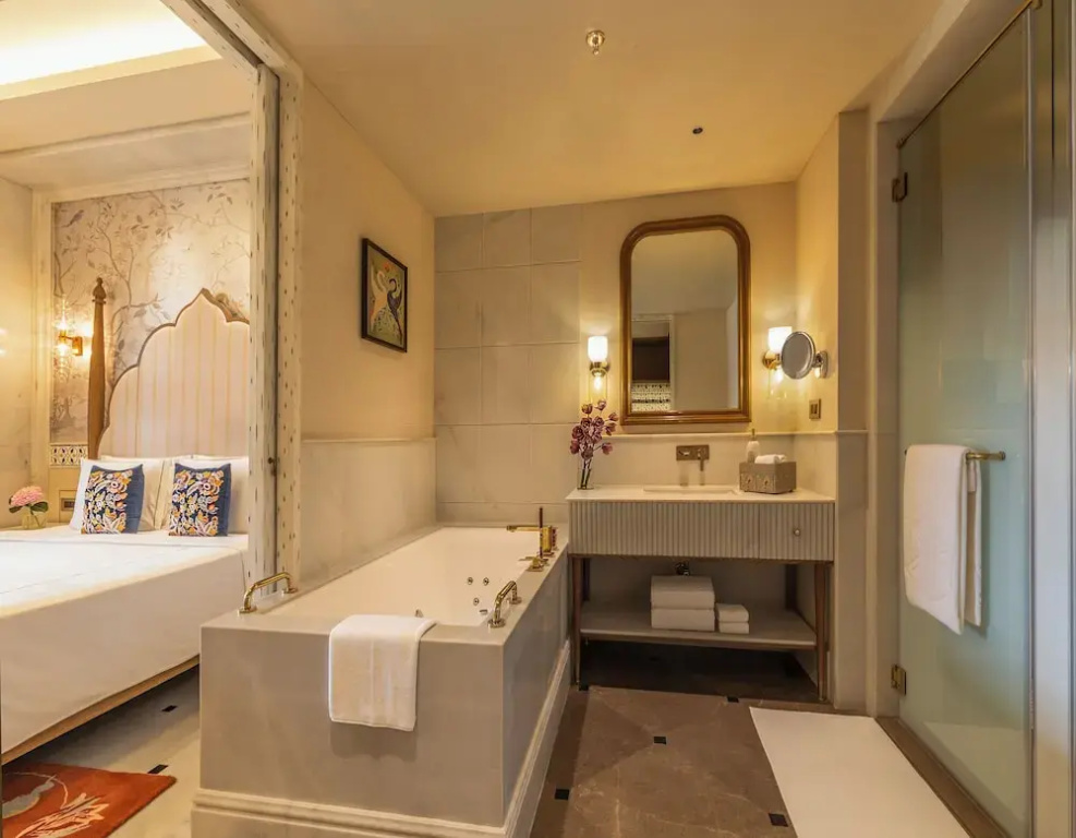 Luxury Double Suite with balcony (full double bed)