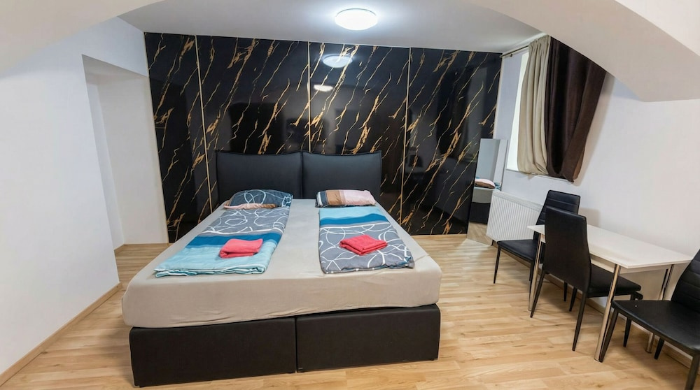 Cozy 1BR Plus LR Near Amusement Park