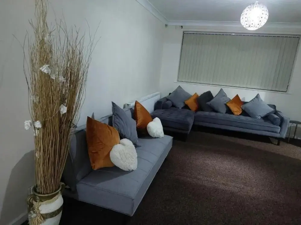 3 Bed House - Sleeps 6 - Parking - Wifi