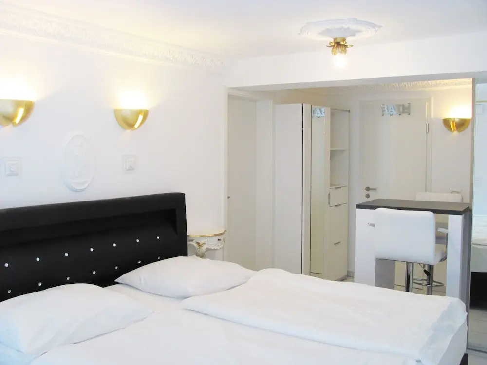Standard Double room with courtyard view (full double bed)
