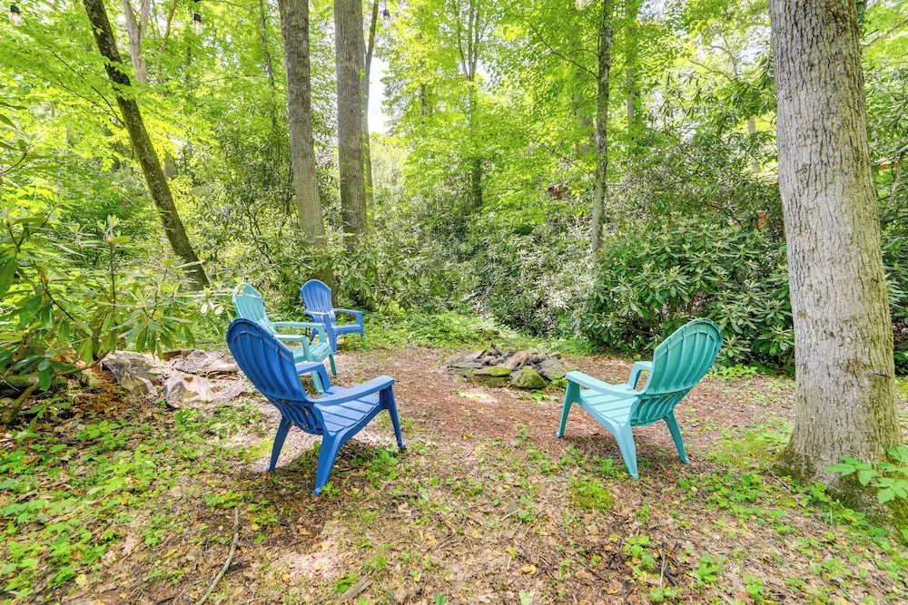 Pet-friendly Creekside Cabin w/ Pool Access!