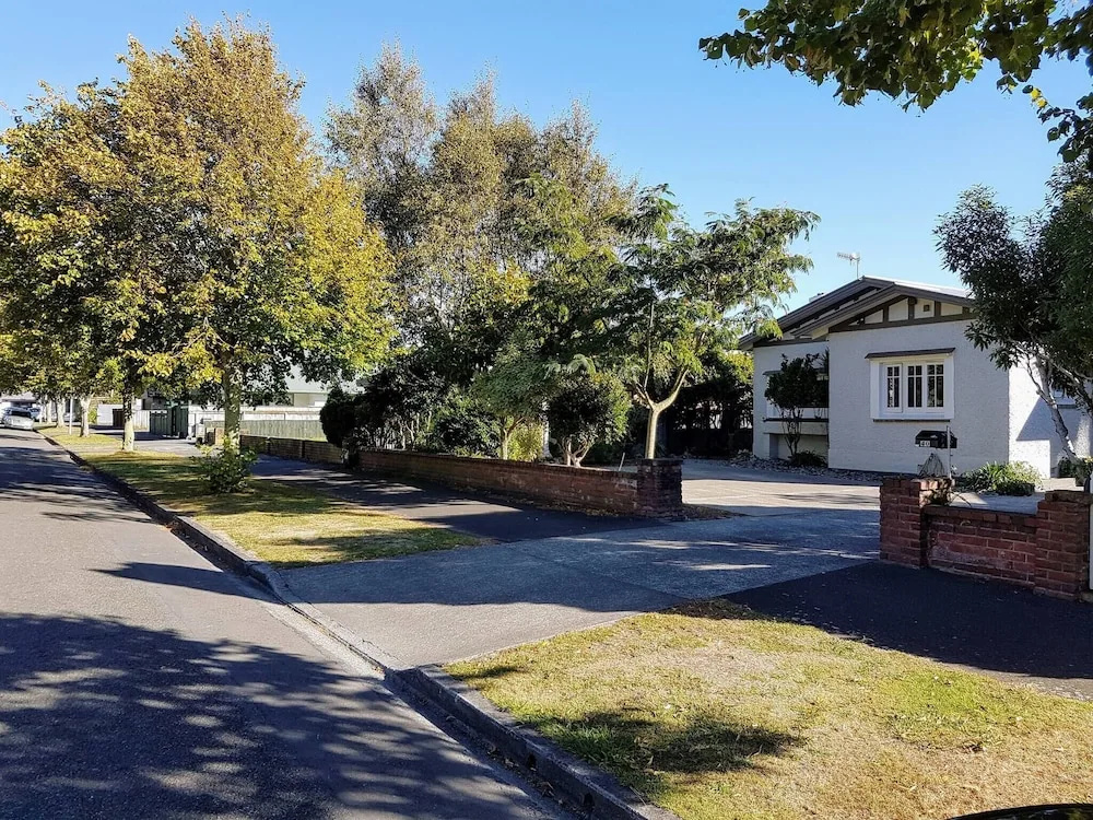 Spacious Bungalow Rental in Palmerston North - Ideal for Groups