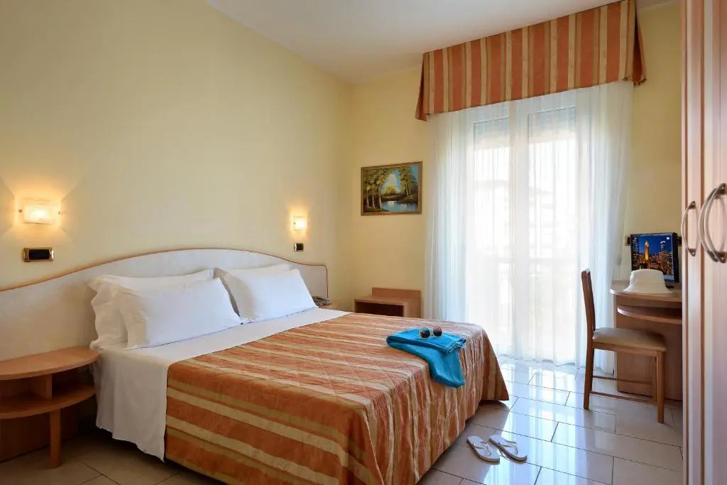 Double room (full double bed)