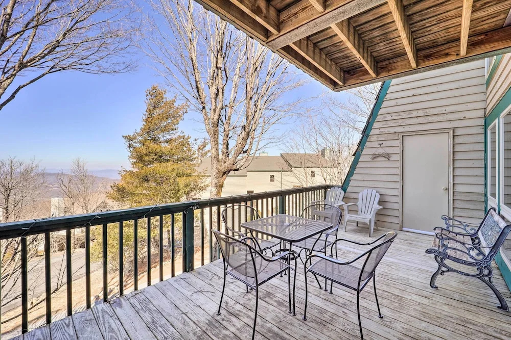 Beech Mountain Retreat w/ Decks & Mountain Views!