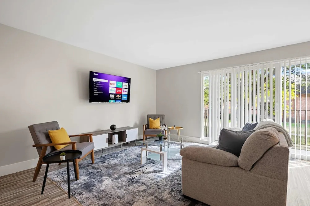 Bright and Airy 2BR 2BA in the Heart of the City