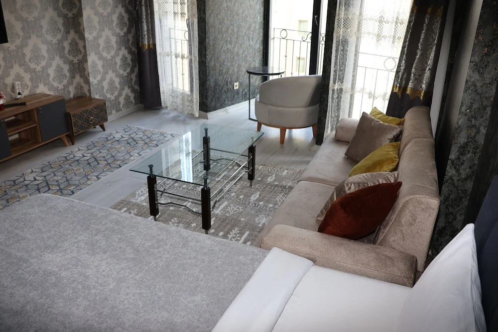 Dt Suites — 4