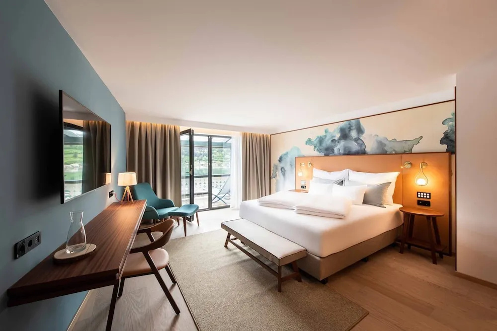 Junior Suite with balcony and with lake view