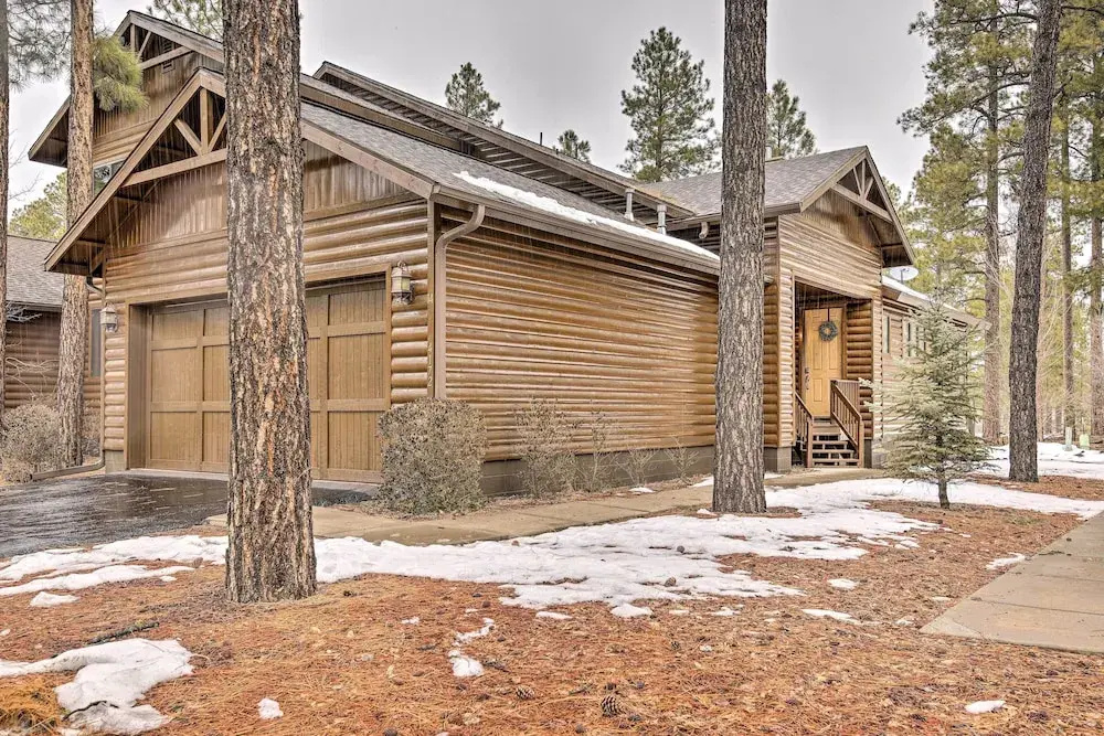 Deck & Gas Grill: Spacious Pinetop Cabin