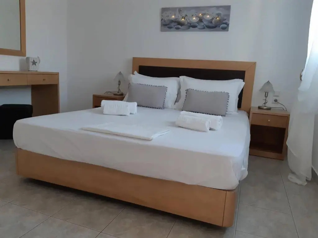 Basement Apartment with sea view
