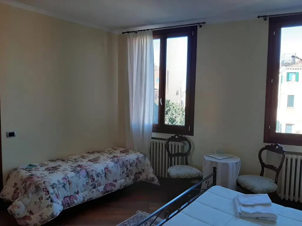 Standard Triple room with canal view