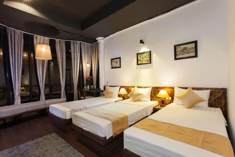 Standard Triple room with city view