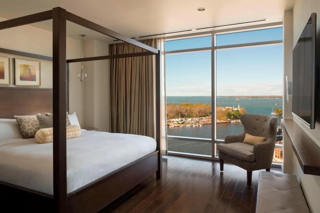 Presidential Double Suite with lake view (full double bed)