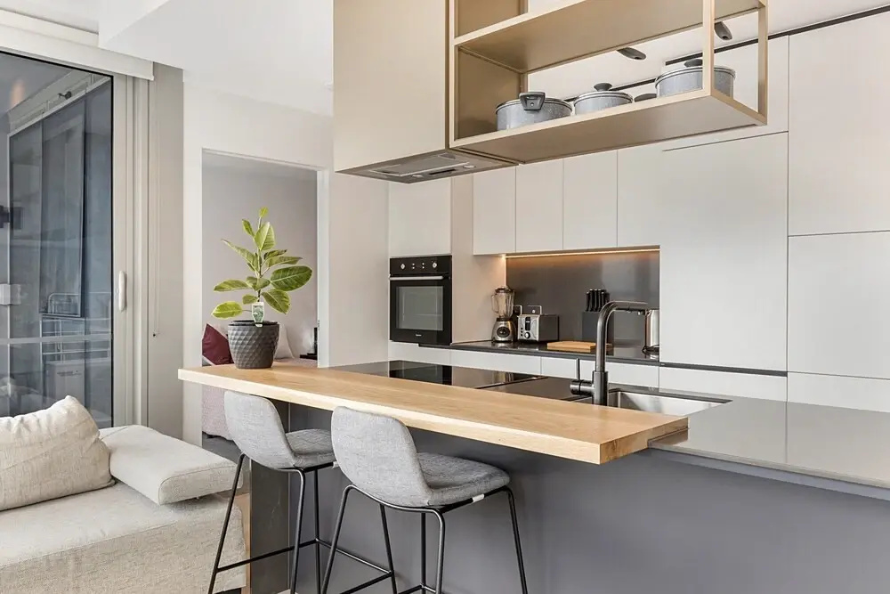 Gorgeous High-rise Unit With Sky Bar, Pool and Gym