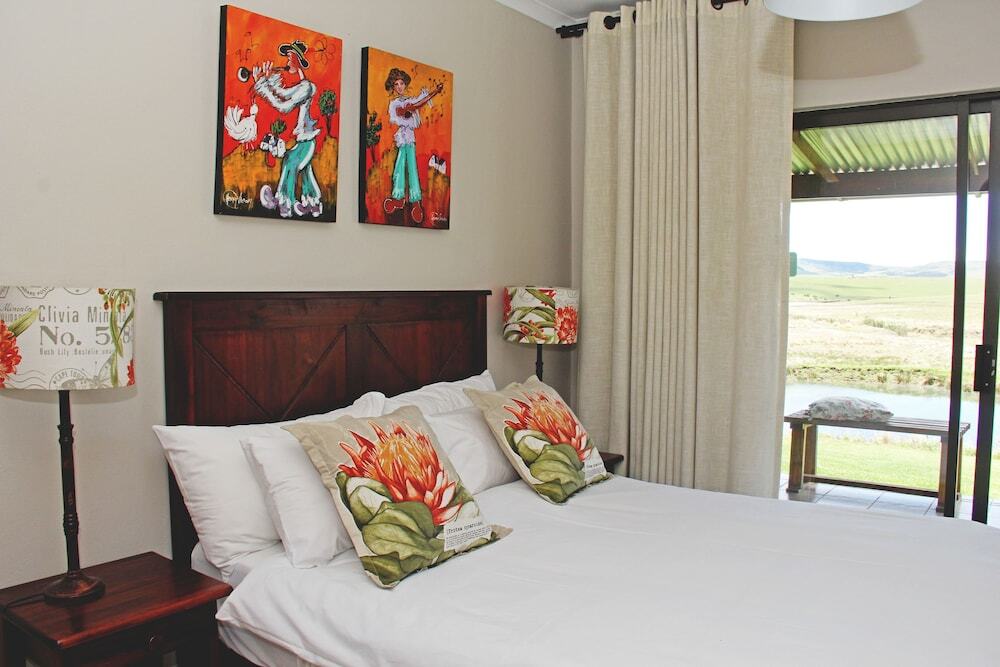 山景三臥室舒適四人小屋，配有雙人床